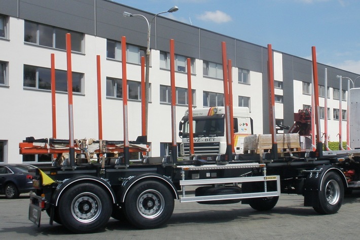 3-Axle Trailer with a Floor, Sliding Stakes with Goose Neck